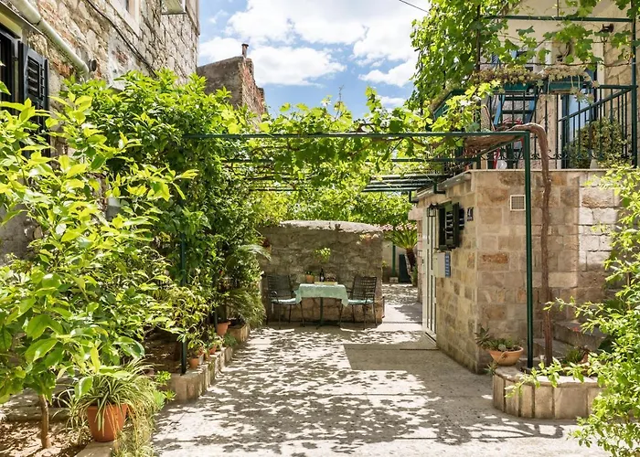 Luxury Silvana With Beautiful Garden Pensión Split